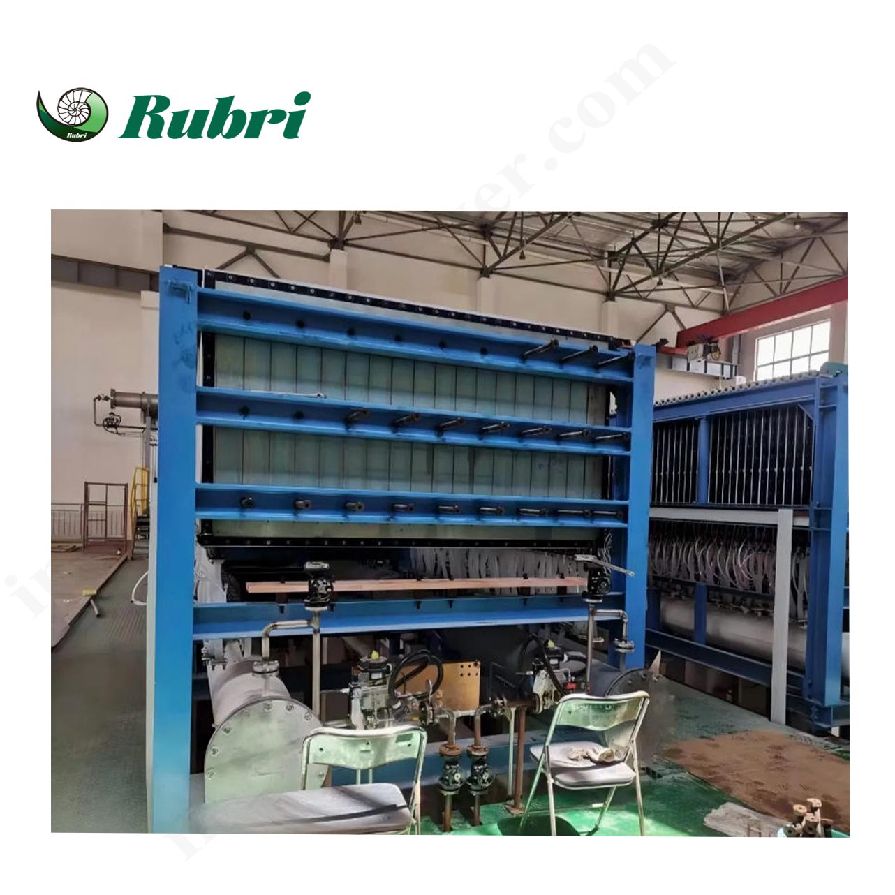 ¿Cómo funciona el proceso de electrólisis por membrana de intercambio iónico en la industria cloroalcalina?